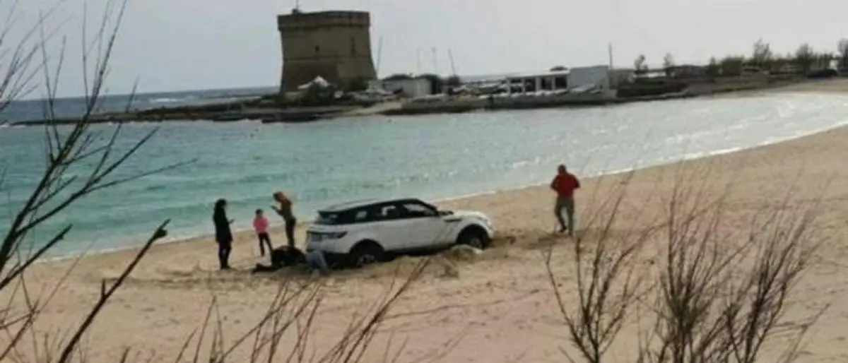 Famiglia calabrese scorrazza con il Suv su una spiaggia del Salento: 2.700 euro di multa