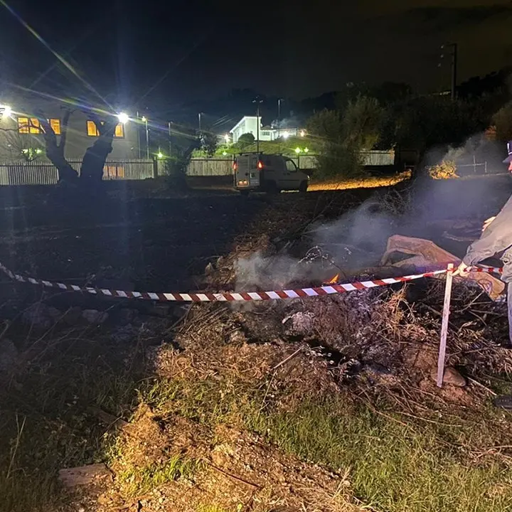 Montalto, cumuli di rifiuti incendiati vicino a un call center: denunciate tre persone