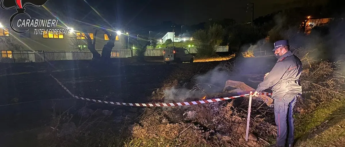 Montalto, cumuli di rifiuti incendiati vicino a un call center: denunciate tre persone