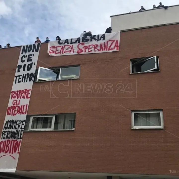 Covid, proteste a Cosenza: occupata la direzione dell'Azienda ospedaliera e Asp