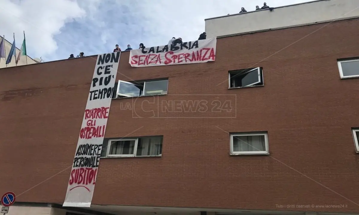 Covid, proteste a Cosenza: occupata la direzione dell'Azienda ospedaliera e Asp