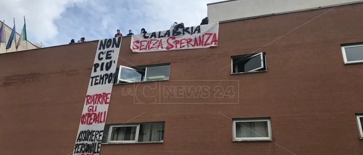 Covid, proteste a Cosenza: occupata la direzione dell'Azienda ospedaliera e Asp