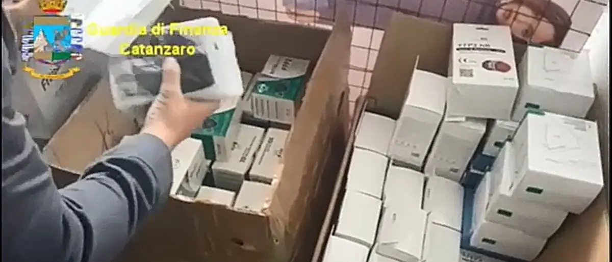 Mascherine contraffatte, scoperto un laboratorio clandestino a Lamezia Terme