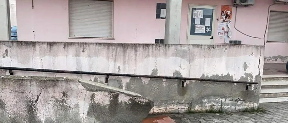 La denuncia di FdI: «A Cotronei anziani vaccinati in locali Asp fatiscenti e poco sicuri»