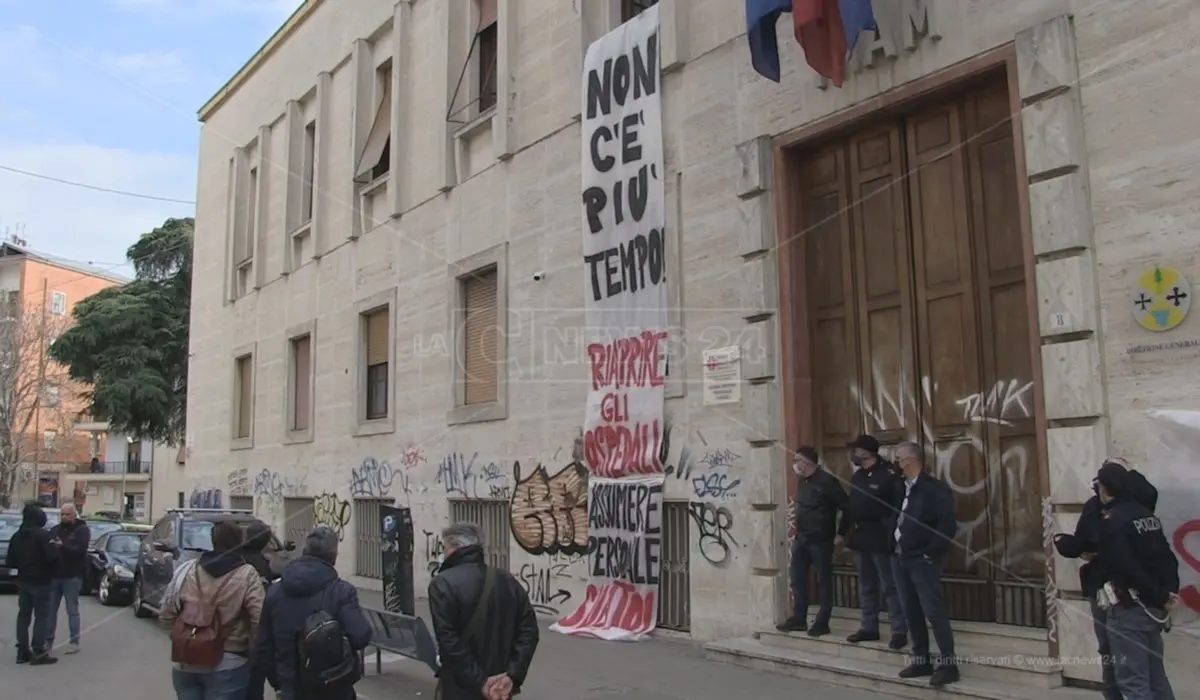 Sanità allo stremo, a Cosenza Asp ancora occupata e politica incapace di dare risposte