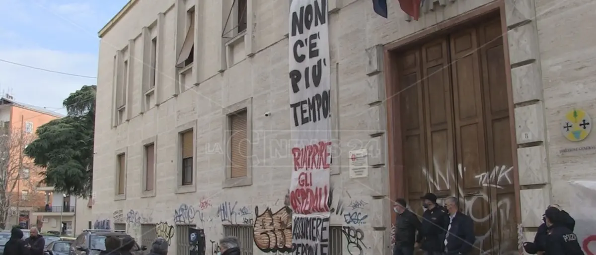 Sanità allo stremo, a Cosenza Asp ancora occupata e politica incapace di dare risposte