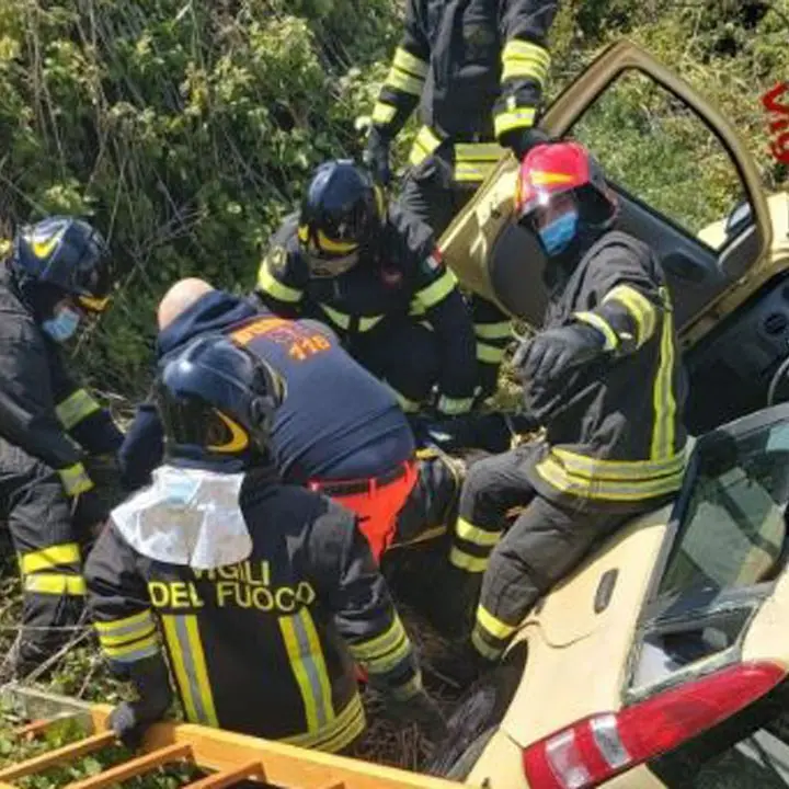Crotone, auto finisce fuori strada sulla statale 106: feriti padre e figlia