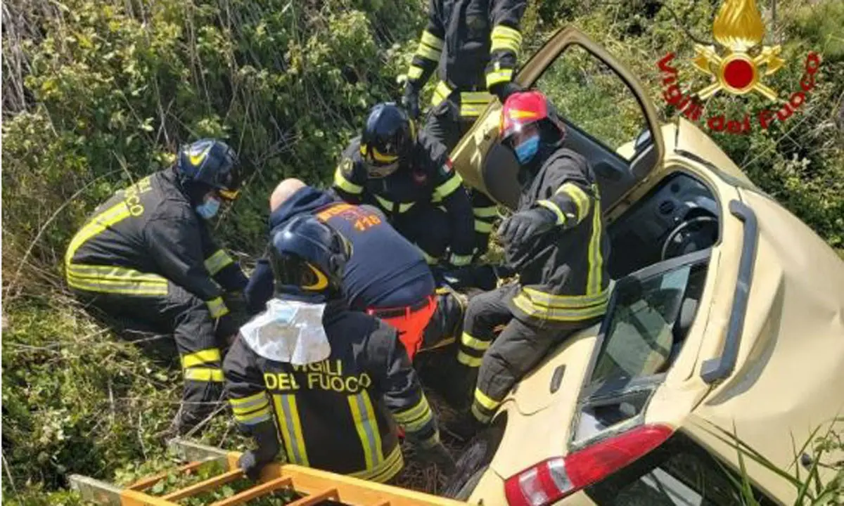 Crotone, auto finisce fuori strada sulla statale 106: feriti padre e figlia