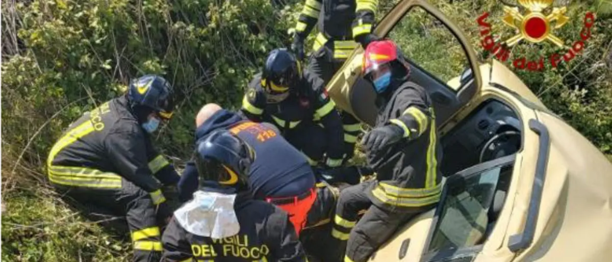 Crotone, auto finisce fuori strada sulla statale 106: feriti padre e figlia