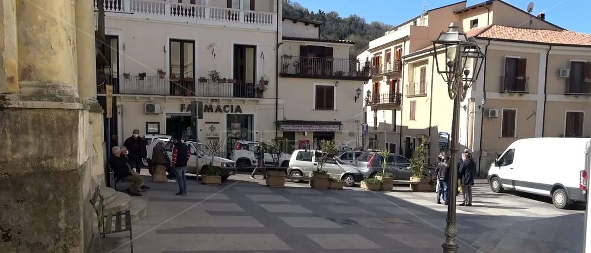 Covid, Nocera invoca la zona rossa: intanto il sindaco “chiude” il paese