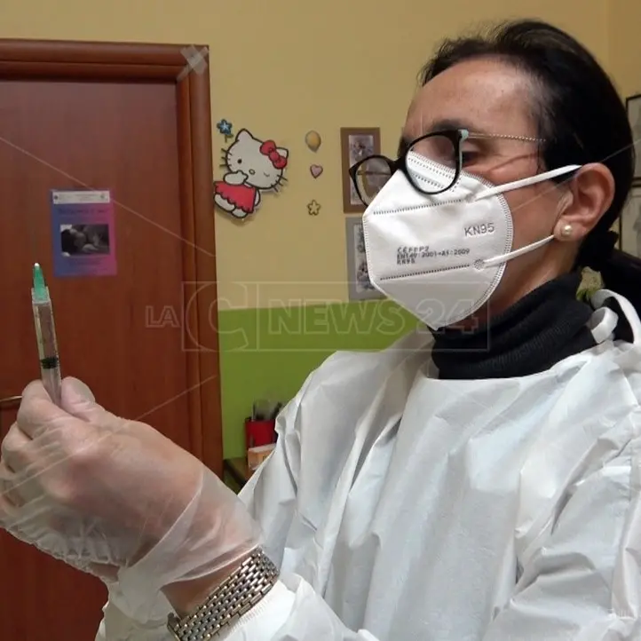 Vaccini Covid, anche a Crotone al via le prenotazioni per i 70enni