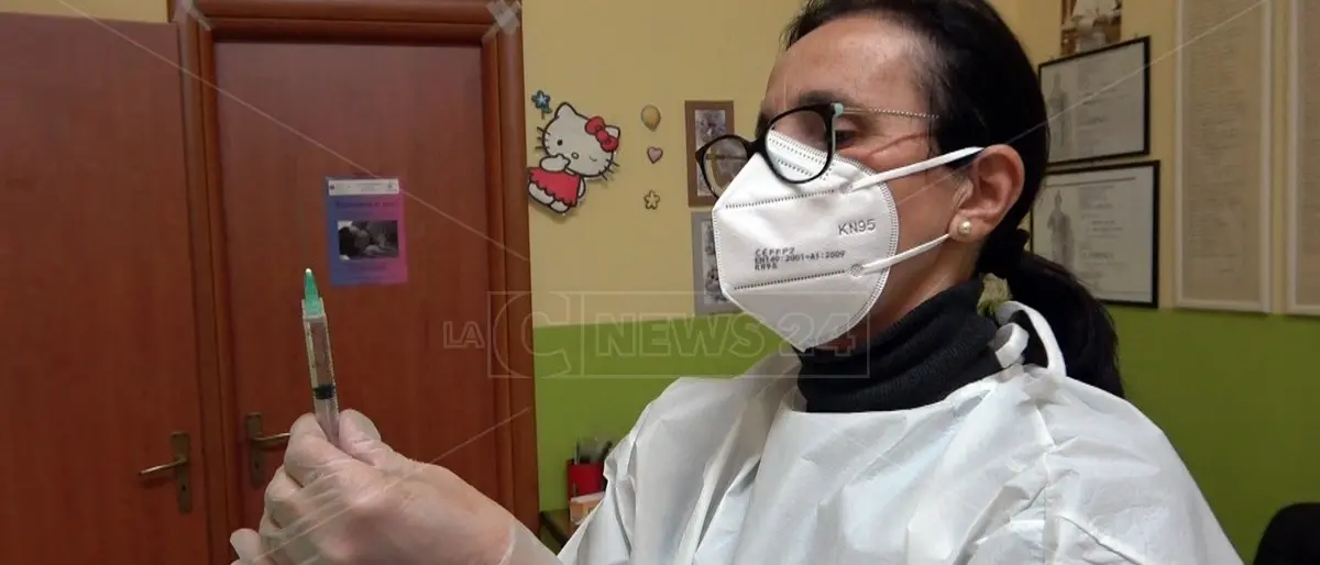 Vaccini Covid, anche a Crotone al via le prenotazioni per i 70enni