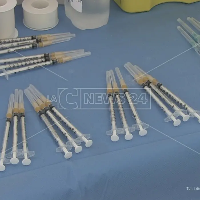 Vaccini Covid a chi non aveva diritto, controlli della procura su un centro del Cosentino