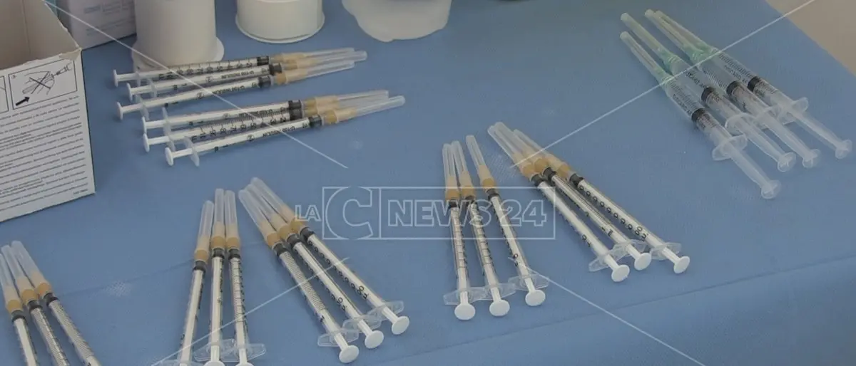 Vaccini Covid a chi non aveva diritto, controlli della procura su un centro del Cosentino