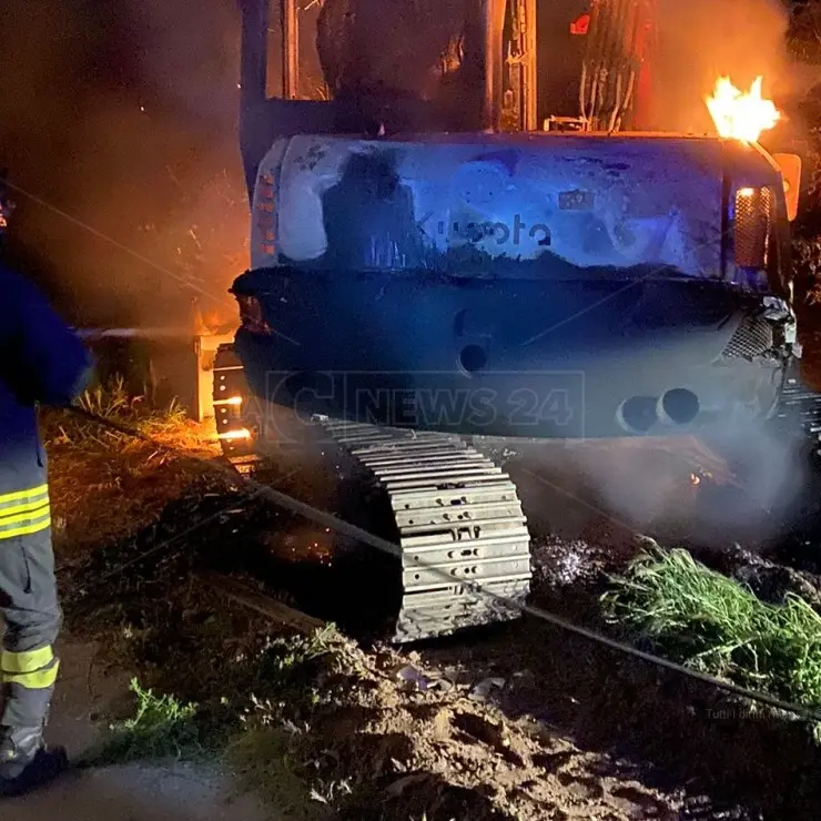 Corigliano Rossano, escavatore dato alle fiamme nella notte: indagano i carabinieri