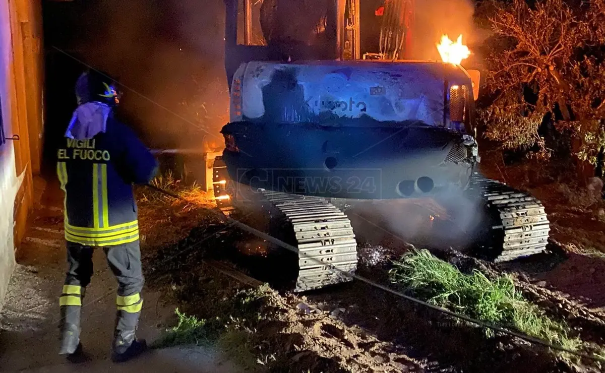 Corigliano Rossano, escavatore dato alle fiamme nella notte: indagano i carabinieri