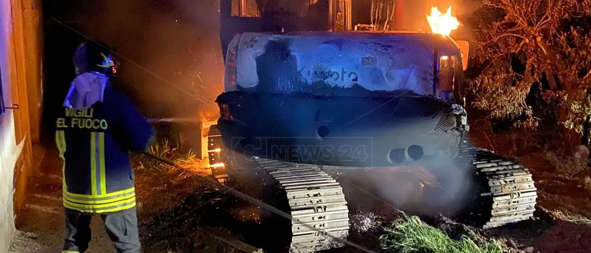 Corigliano Rossano, escavatore dato alle fiamme nella notte: indagano i carabinieri