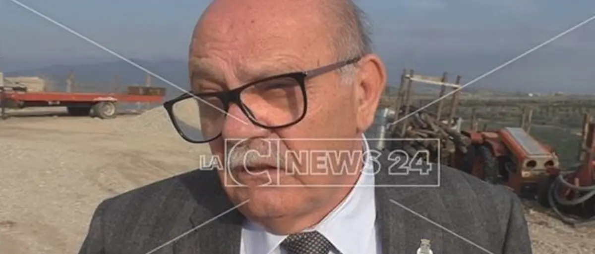 «Sindaco, aiuti mio figlio…», e lui chiede in cambio sesso: le accuse al primo cittadino di Petila Nicolazzi