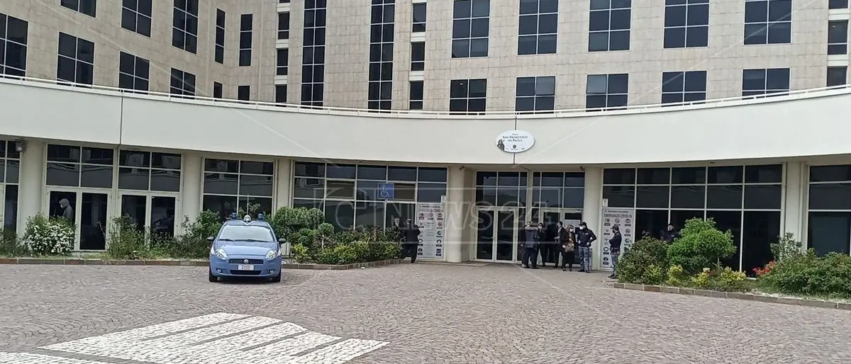 Sanità Calabria, la protesta si sposta a Catanzaro: 5 persone sul tetto della Cittadella