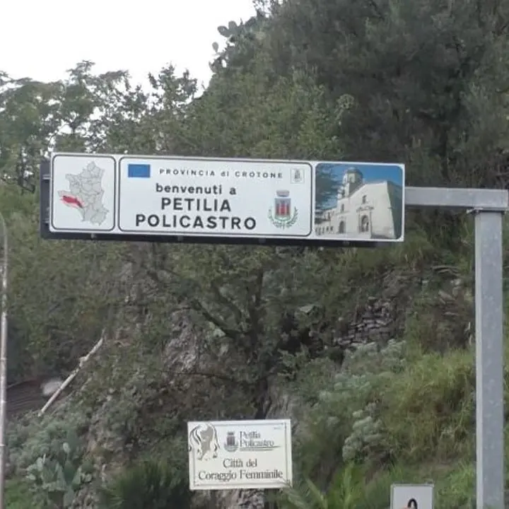 Petilia, l’assessora Costanzo dava il cibo per i bisognosi a parenti e amici: «Sennò non mi votano»