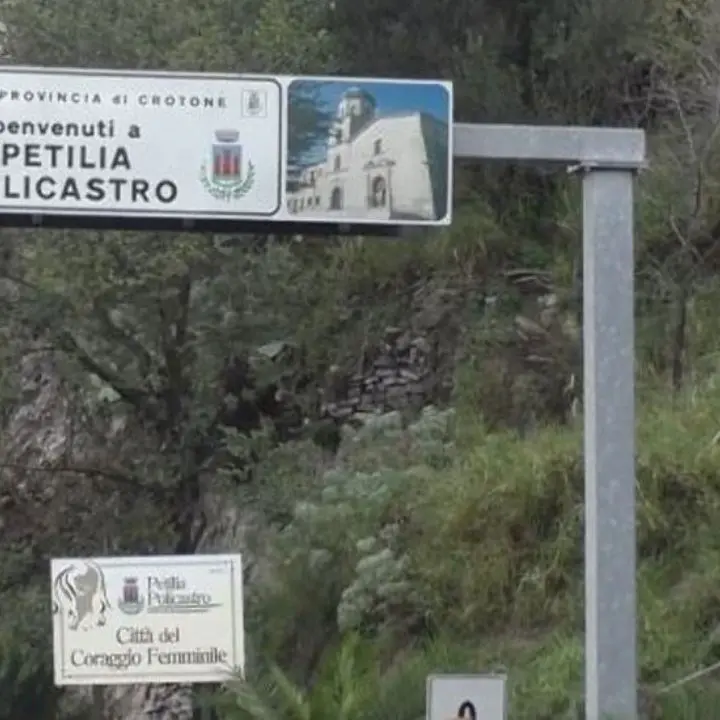 Petilia Policastro, il prefetto sospende il vicesindaco e un consigliere comunale