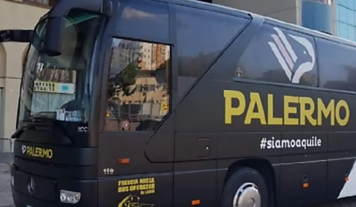 Il bus del Palermo preso a sassate prima di attraversare lo Stretto