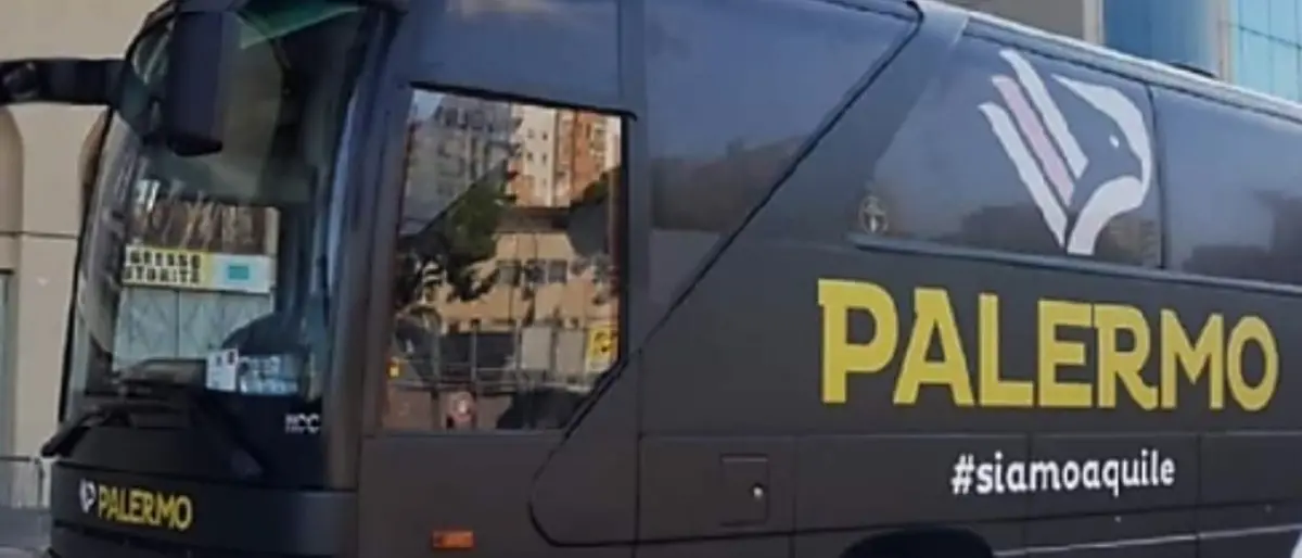 Il bus del Palermo preso a sassate prima di attraversare lo Stretto