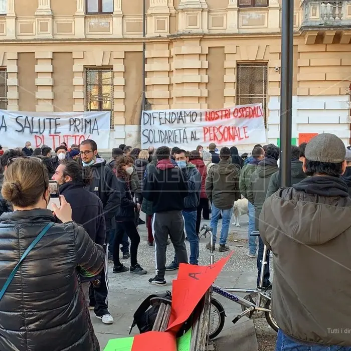 Cosenza, nuova protesta di piazza per la sanità calabrese: «La politica ha fallito»