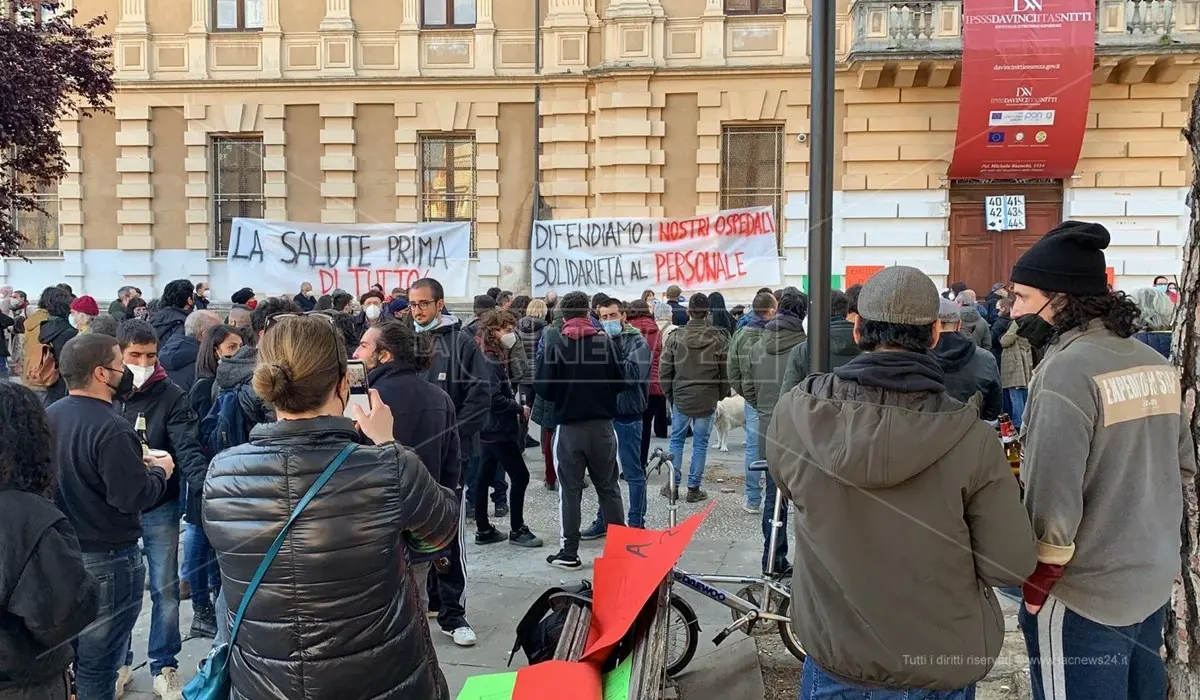 Cosenza, nuova protesta di piazza per la sanità calabrese: «La politica ha fallito»