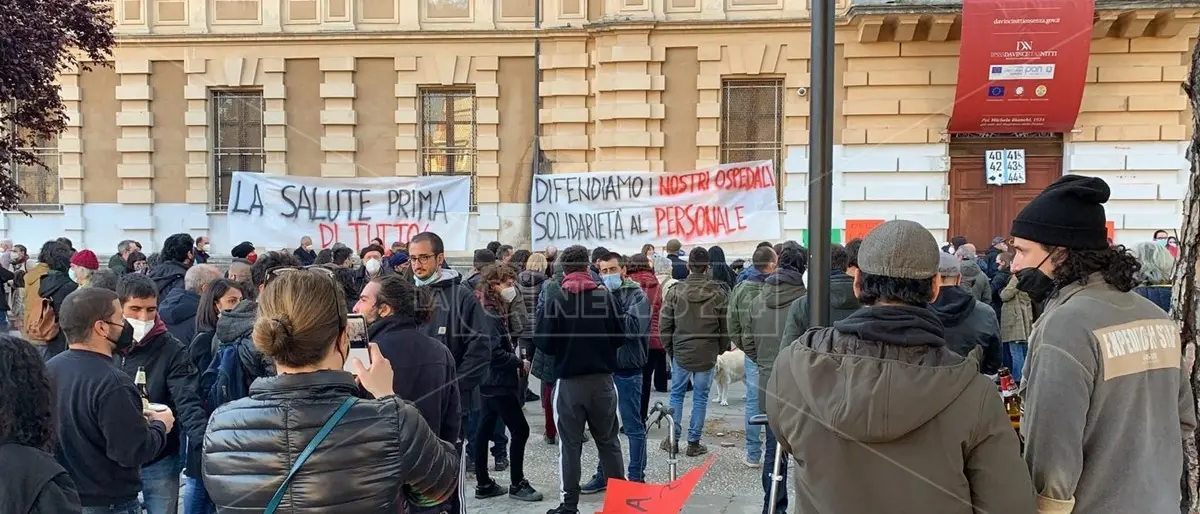 Cosenza, nuova protesta di piazza per la sanità calabrese: «La politica ha fallito»