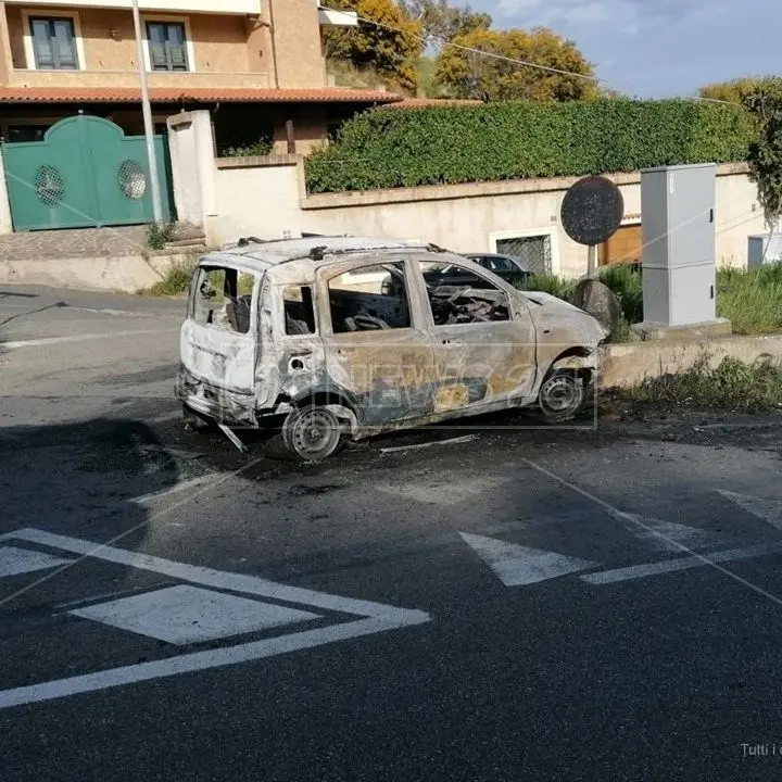 Incidente a Catanzaro, perde il controllo dell'auto e finisce contro lo spartitraffico: muore 22enne