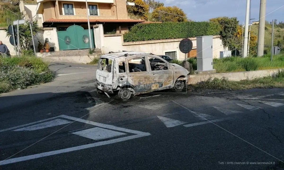 Incidente a Catanzaro, perde il controllo dell'auto e finisce contro lo spartitraffico: muore 22enne