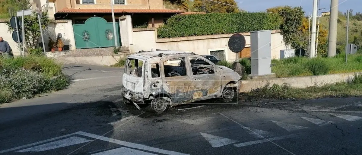 Incidente a Catanzaro, perde il controllo dell'auto e finisce contro lo spartitraffico: muore 22enne