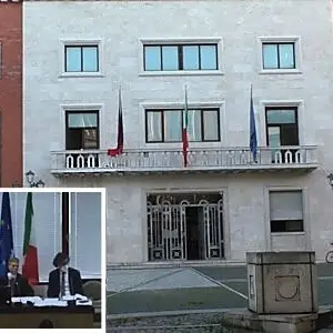 Crotone, bagarre in Consiglio comunale: il consigliere Meo lascia l’aula e il sindaco applaude