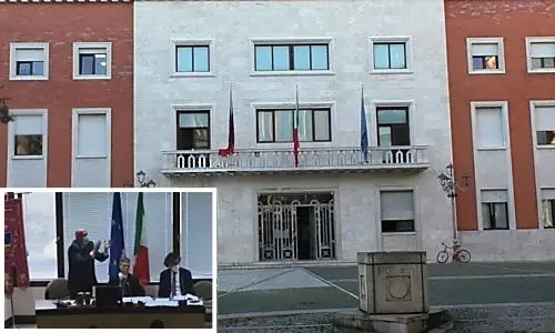 Crotone, bagarre in Consiglio comunale: il consigliere Meo lascia l’aula e il sindaco applaude