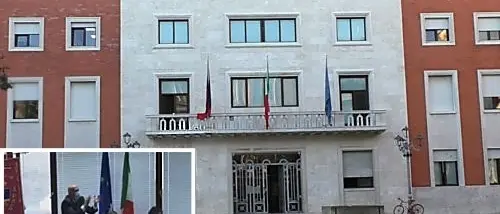 Crotone, bagarre in Consiglio comunale: il consigliere Meo lascia l’aula e il sindaco applaude