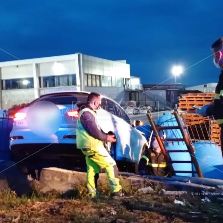 Corigliano Rossano, violento incidente tra due auto sulla statale 106: 3 feriti