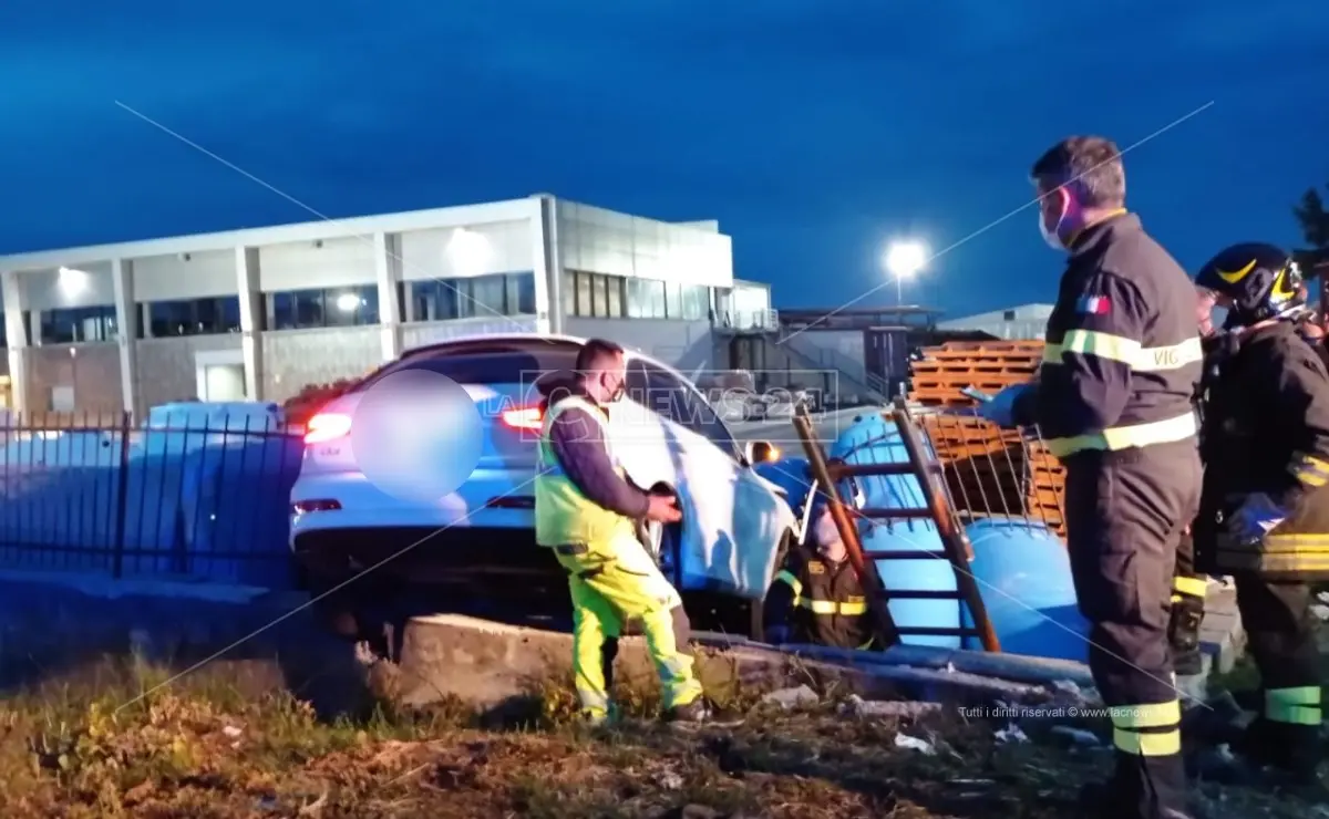 Corigliano Rossano, violento incidente tra due auto sulla statale 106: 3 feriti