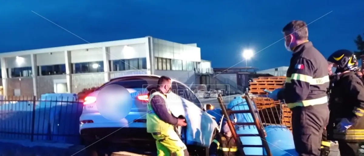 Corigliano Rossano, violento incidente tra due auto sulla statale 106: 3 feriti