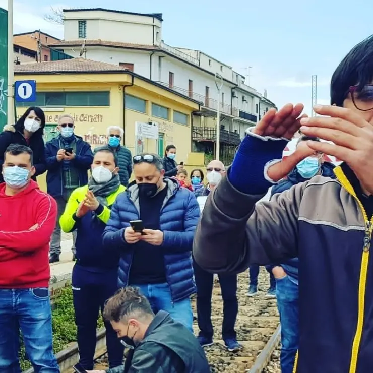 Sanità, esplode la protesta a Cariati per la riapertura dell'ospedale: occupati i binari