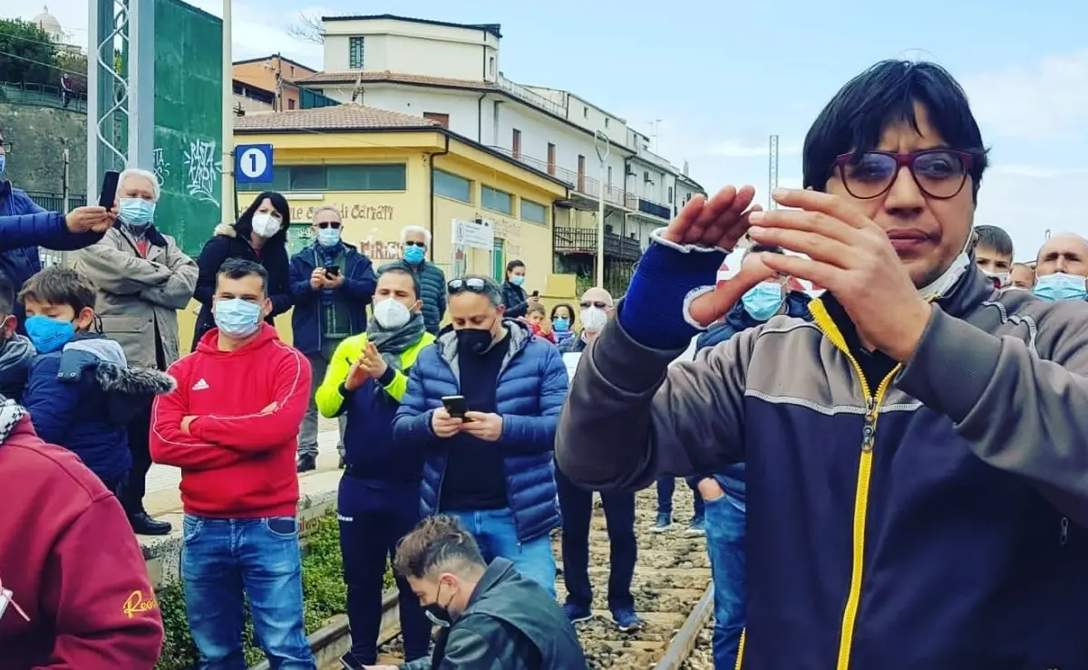 Sanità, esplode la protesta a Cariati per la riapertura dell'ospedale: occupati i binari