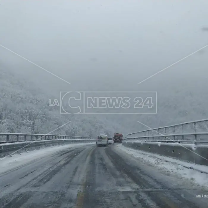 Neve di primavera in Sila: fiocchi abbondanti a Camigliatello e Lorica