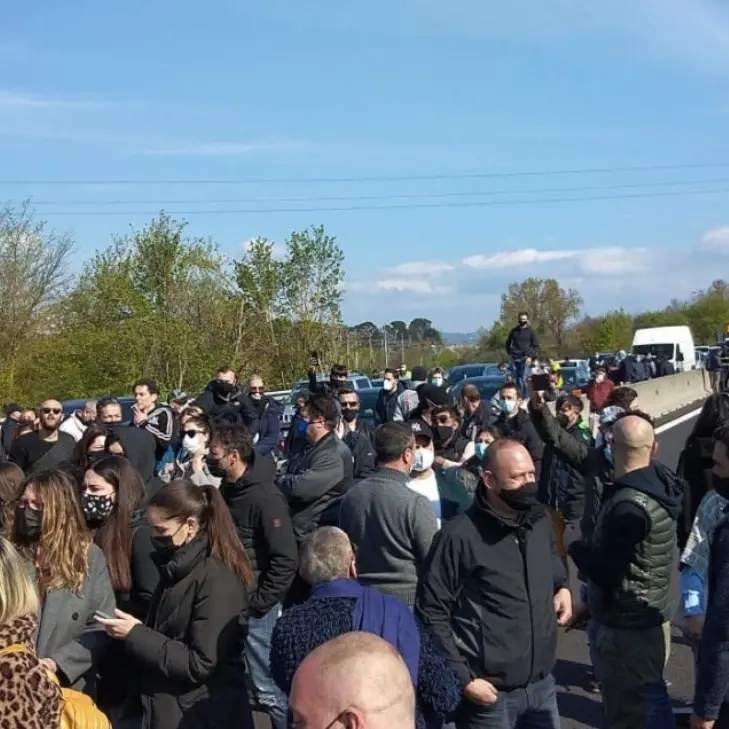 Nuova protesta dei ristoratori, bloccata l'A1 nei pressi di Firenze: «Non ne possiamo più»