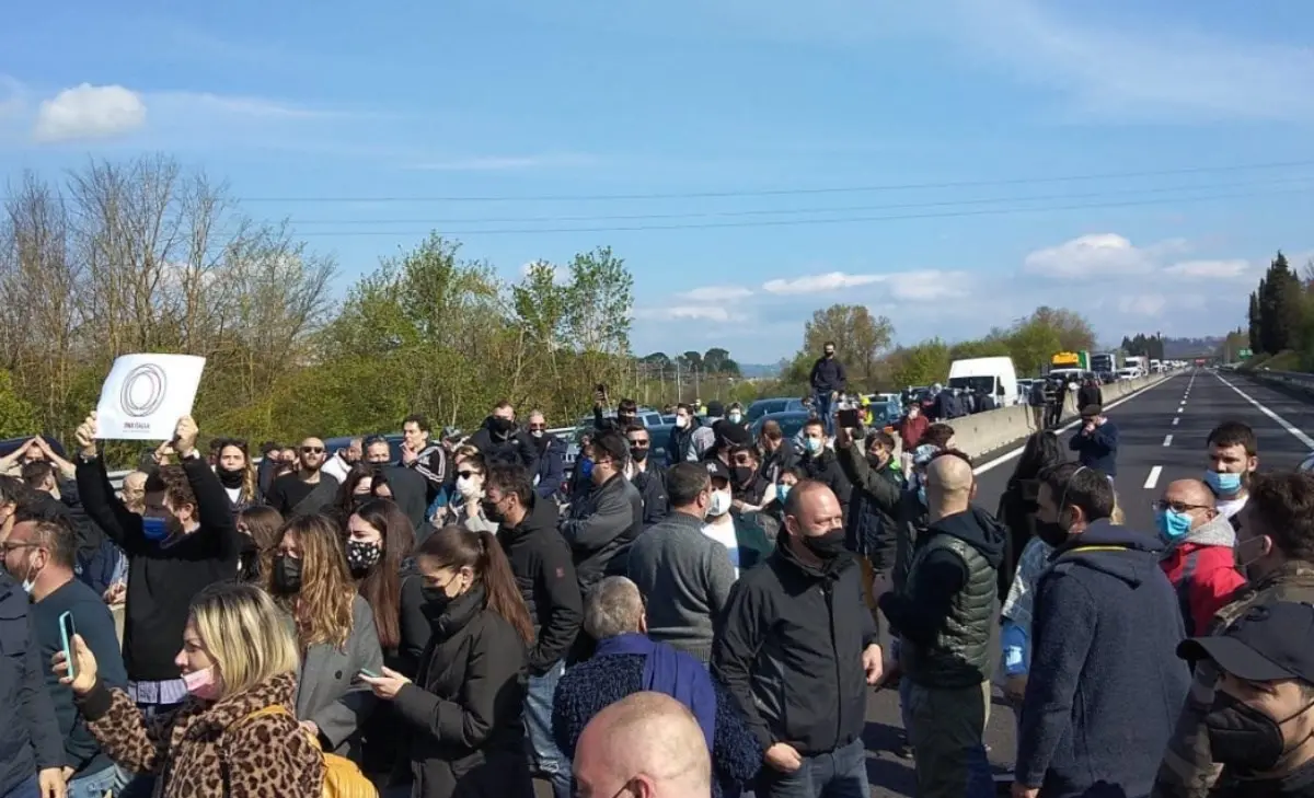 Nuova protesta dei ristoratori, bloccata l'A1 nei pressi di Firenze: «Non ne possiamo più»