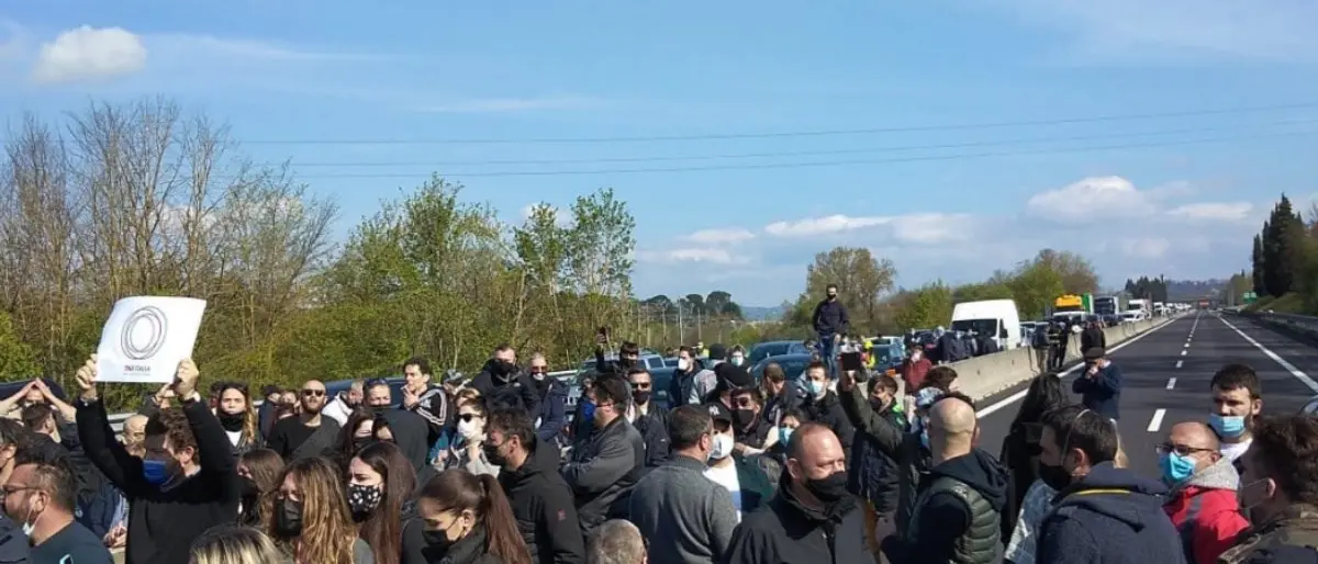 Nuova protesta dei ristoratori, bloccata l'A1 nei pressi di Firenze: «Non ne possiamo più»
