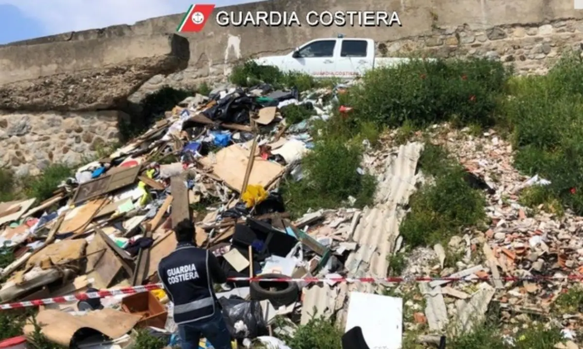 Eternit e materiale di risulta nel fiume Coriglianeto: sequestrata discarica abusiva nel Cosentino