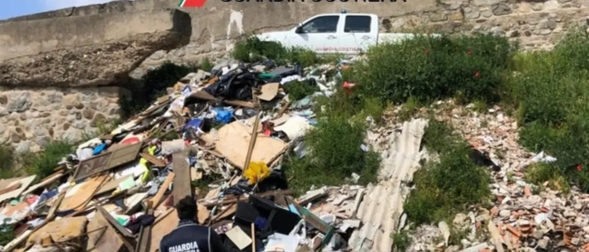 Eternit e materiale di risulta nel fiume Coriglianeto: sequestrata discarica abusiva nel Cosentino