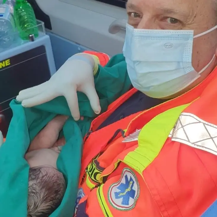 La sua bimba non aspetta, parto in ambulanza per una mamma cosentina