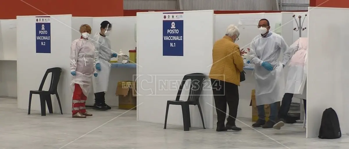 Catanzaro, i numeri dell'hub dell'Ente Fiera: 5% di rifiuti e oltre 2mila persone vaccinate