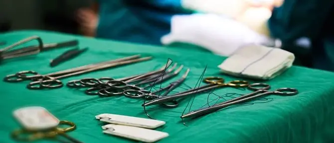 Ragazza morì dopo intervento su un neo, arrestati medico e santone